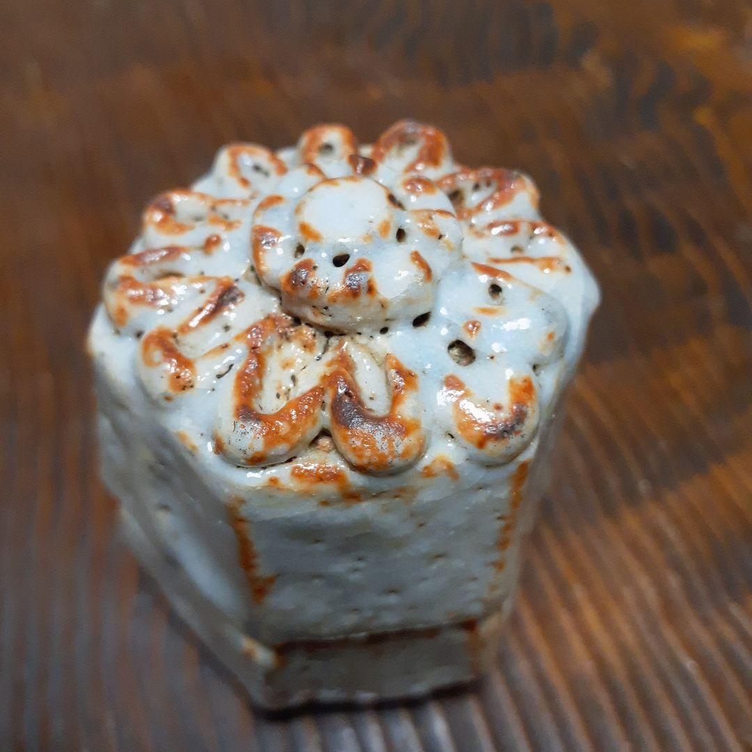 幻の桃山絵志野菊文香合