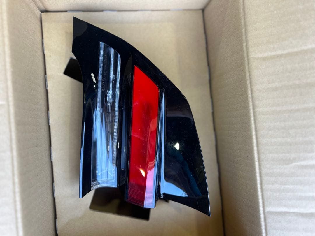 トヨタ プリウス60 テールゲートガーニッシュ 黒/赤　テールランプ