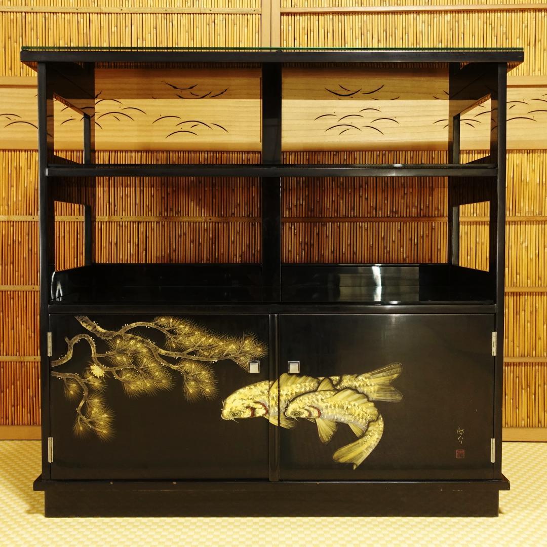 送料無料 輪島塗 沈金師 小西啓介 黒塗 沈金 松鯉図 飾棚 天然木製漆器