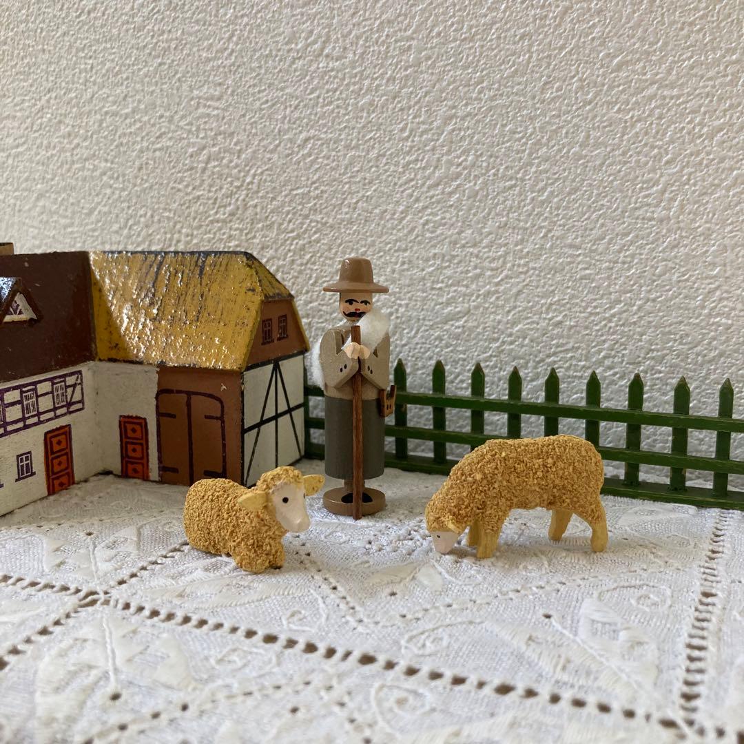 WF23ドイツアンティークザイフェン木製 ひつじ×2 羊飼い　柵　建物5点セット