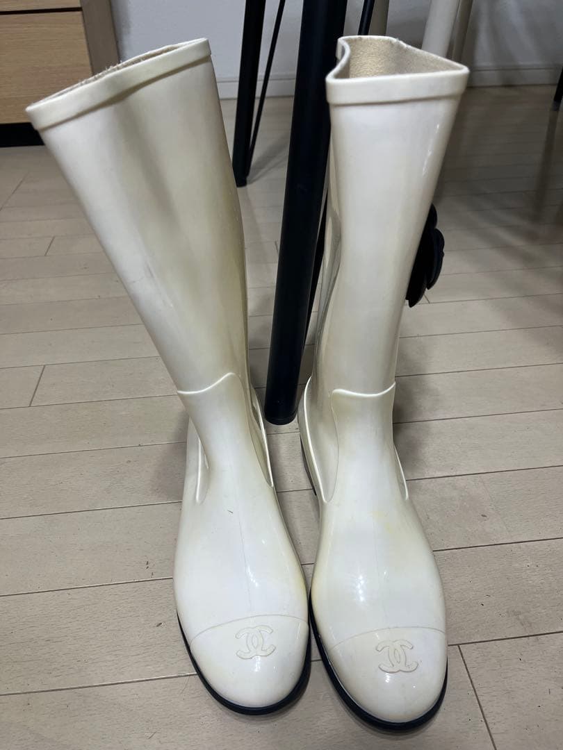 CHANELホワイト カメリアレインブーツ 花モチーフ