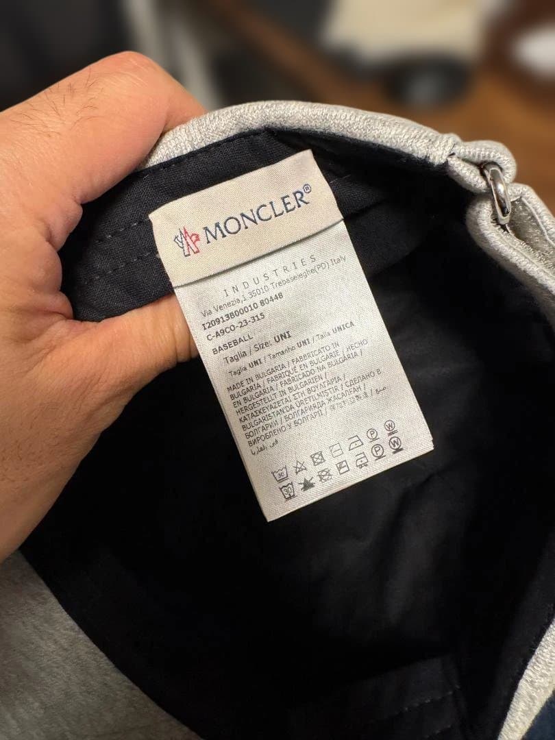 MONCLER グレーキャップ ロゴ入り　男女使用可
