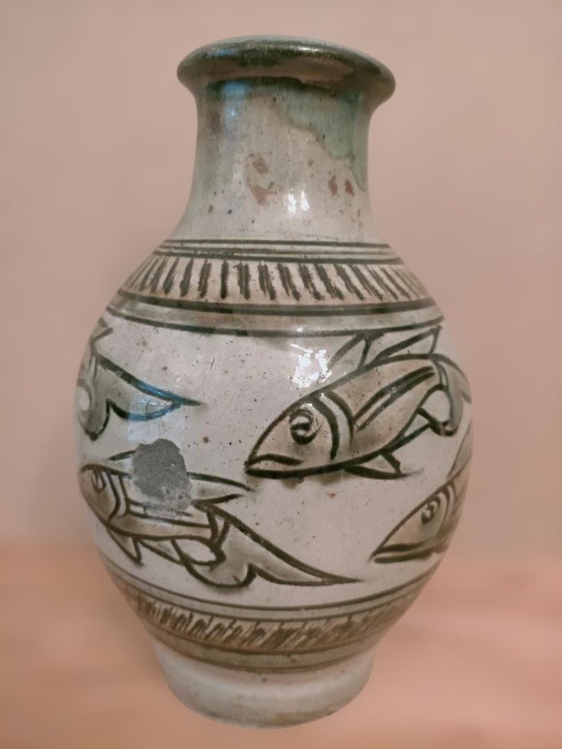 金城次郎さん　魚7匹描かれた壺