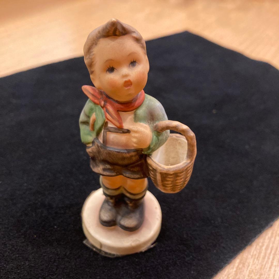 陶器製少年フィギュア バスケット付き　Goebel