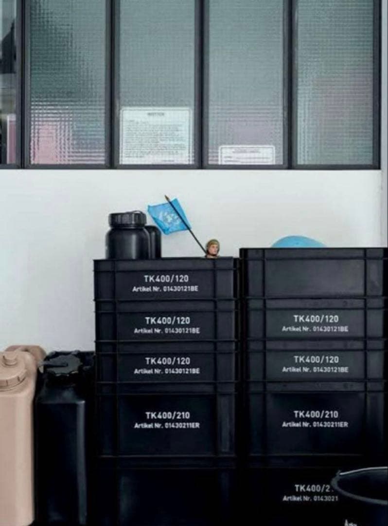 平林奈緒美 LOFT 黒プラスチックコンテナ