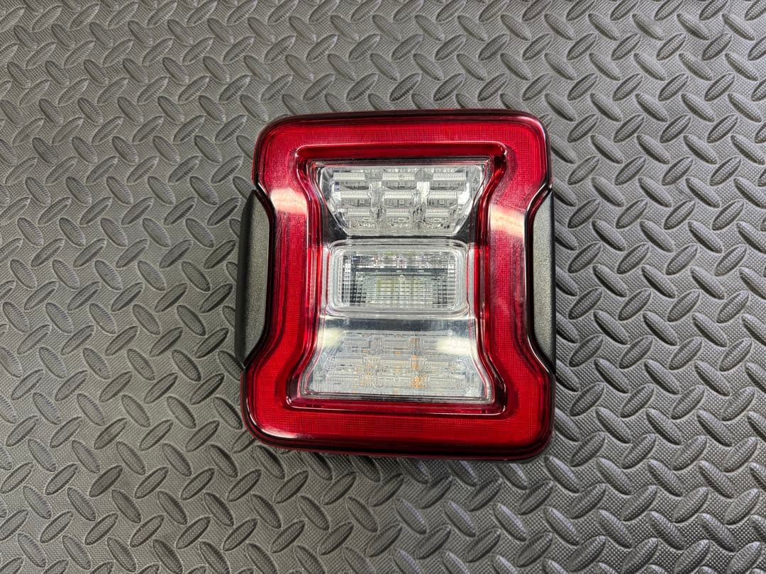 ジープ　ラングラー　JL 左テールライト 赤68474045AA