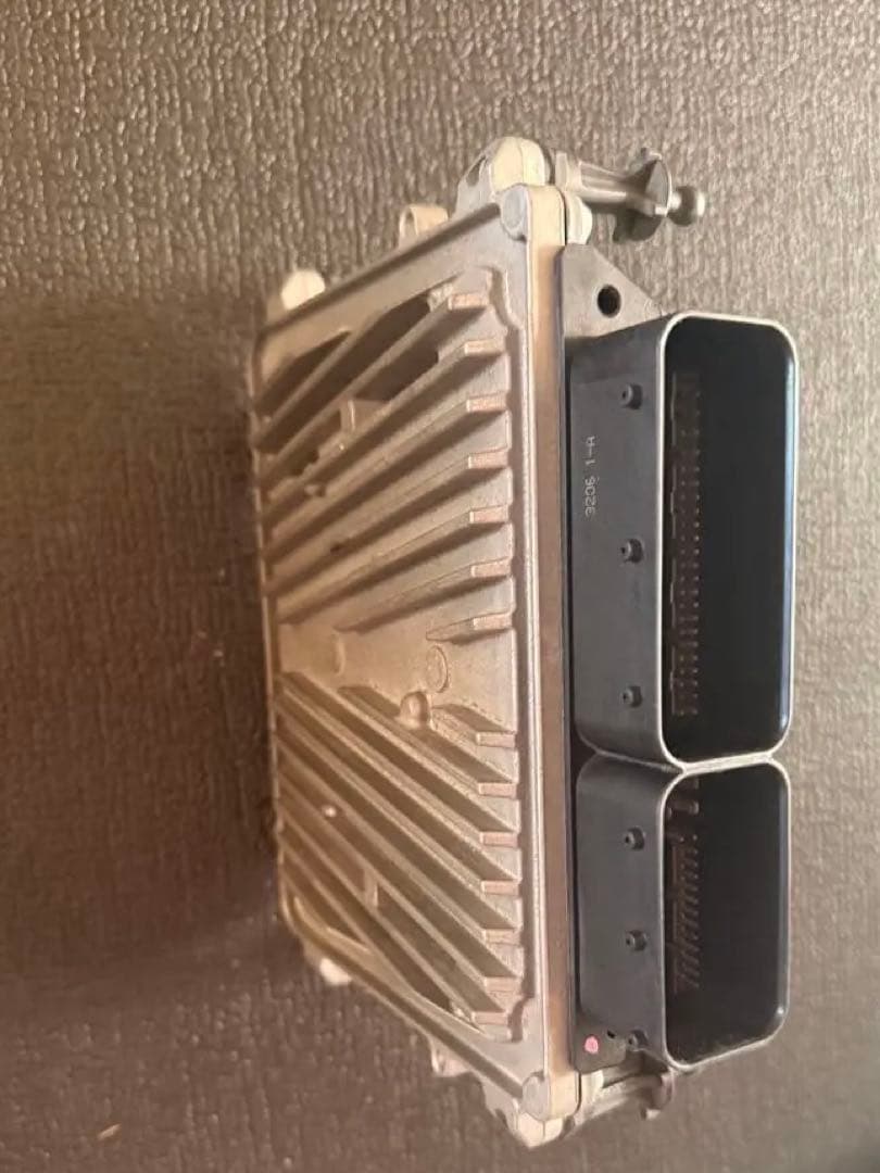 メルセデスベンツワゴン　E350 S211 エンジンコンピュータ