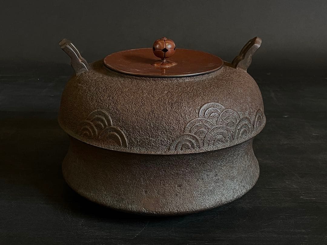 『母』 青海波地紋 唐犬釜 釜師 大國 藤兵衛 共箱 炉釜 茶道具（213F⑦）