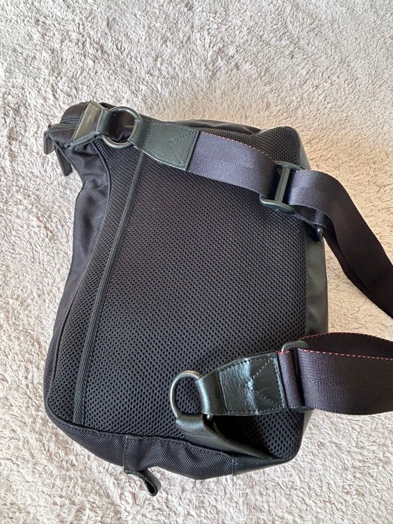 アルティザン&アーティスト　 ボディバック型カメラバッグ