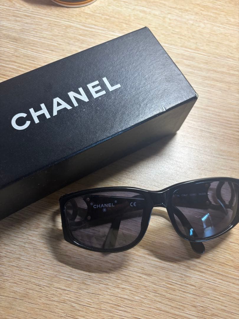 CHANEL ブラック サングラス 箱付き