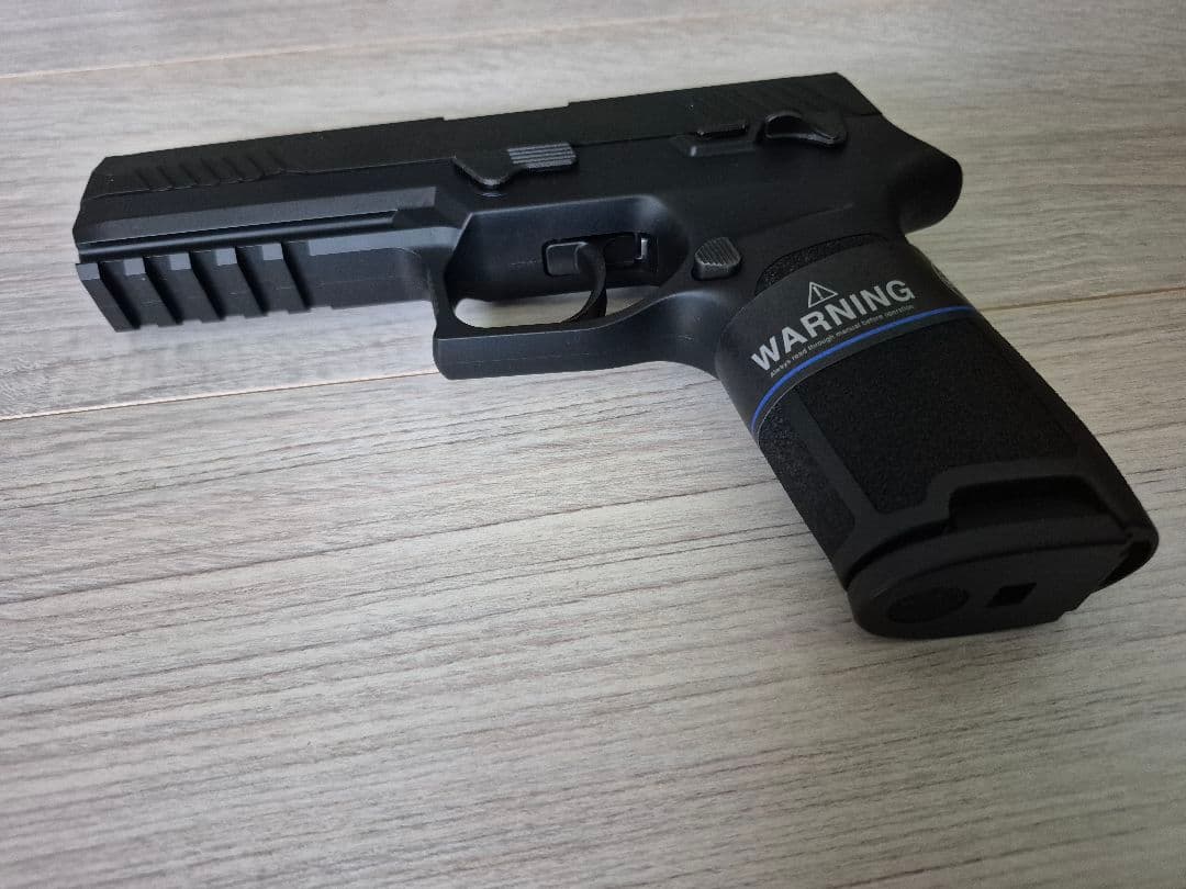 新品同様　東京マルイ P320フルサイズ ガスブローバック　スペアマガジン付