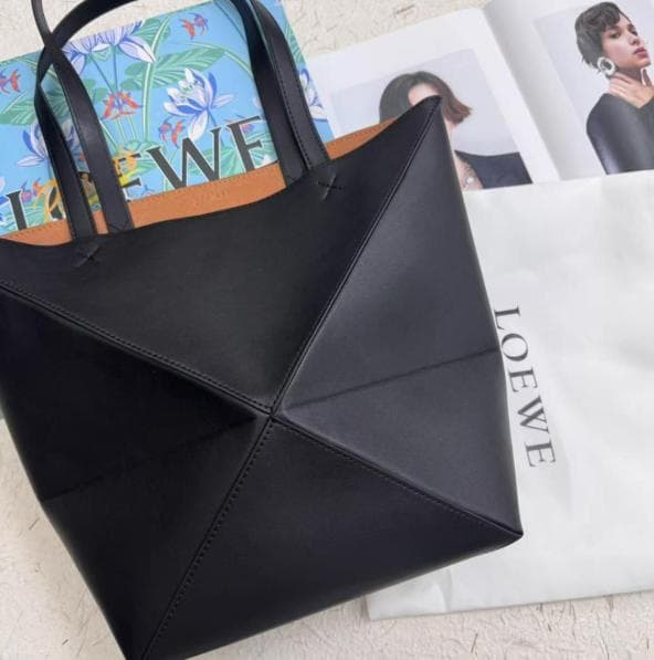 【人気です】ブラックレザー ショルダーバッグ