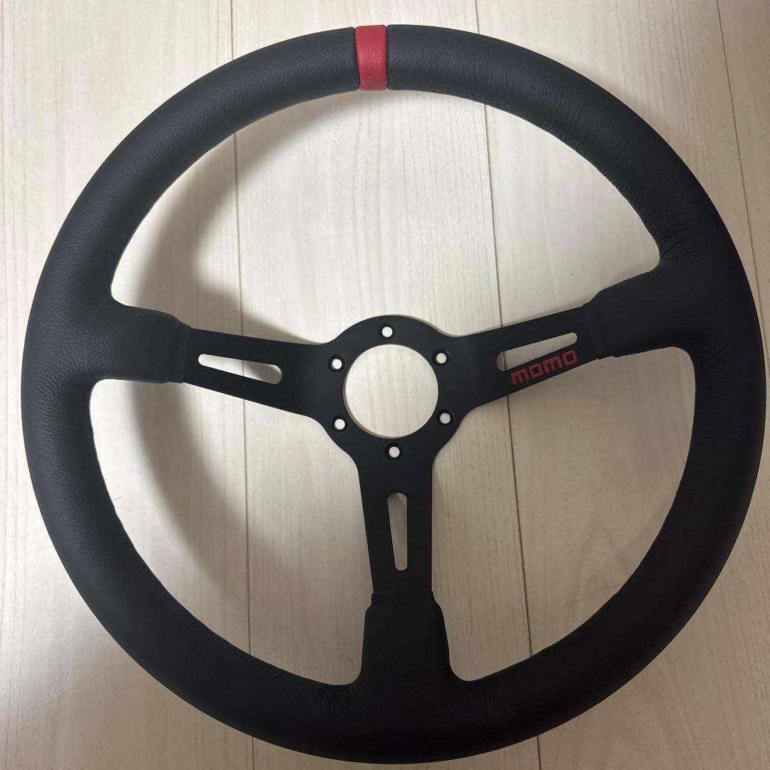 momo ステアリングホイール ブラック/レッド