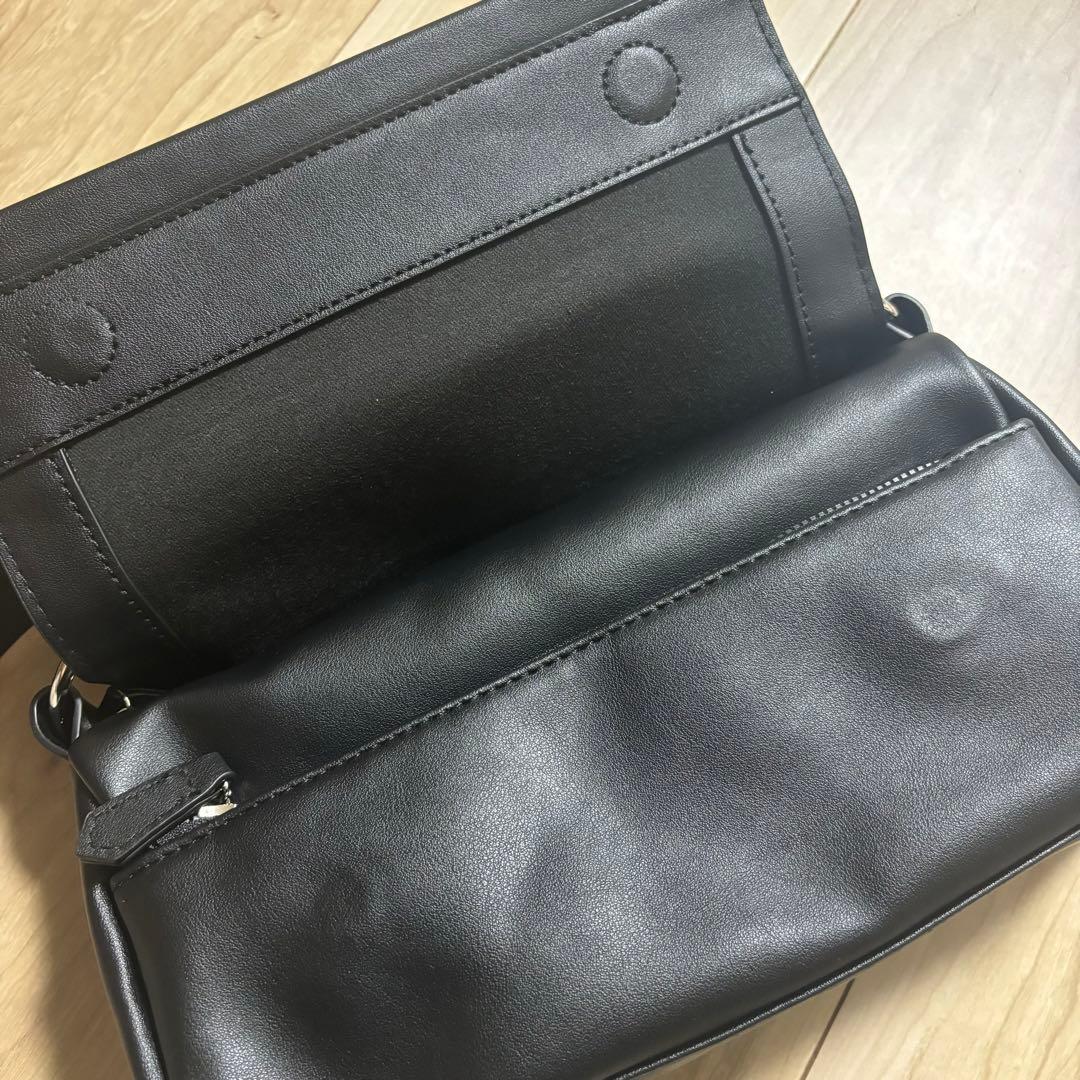 ［新品］ビアズリー風　 レザーボディバッグ　ブラック