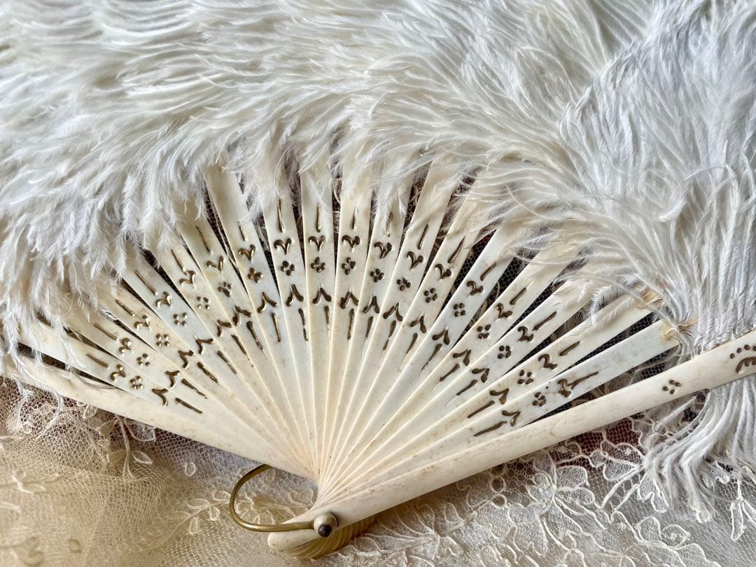 ホワイトフェザーのファン　エヴァンタイユ　フランスアンティーク　扇子　羽根