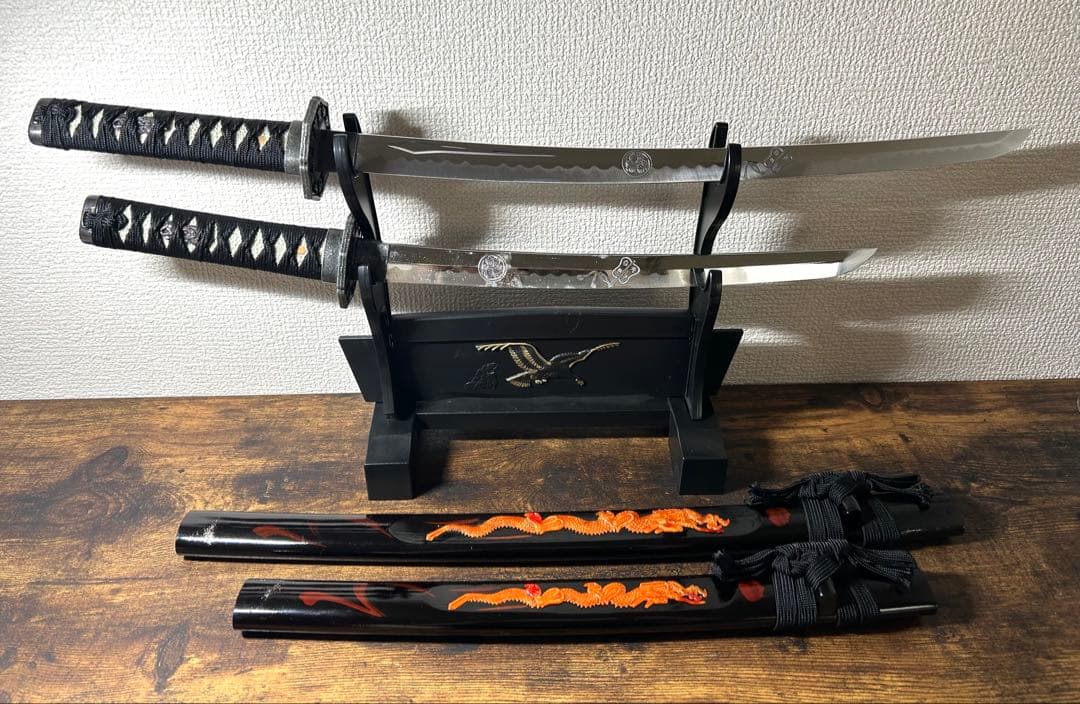 日本製　模造刀 2本セット 刀掛台付き 龍柄 黒色 観賞用　小道具　コスプレ