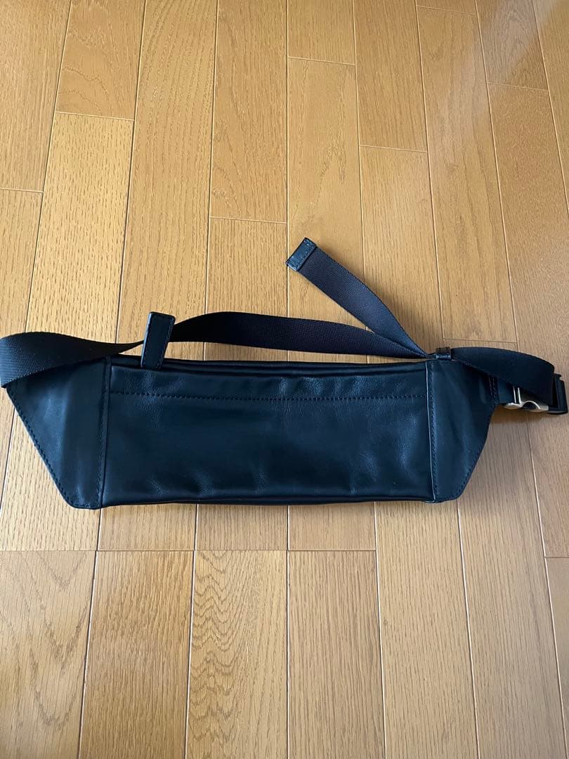 レザー クロスボディバッグ