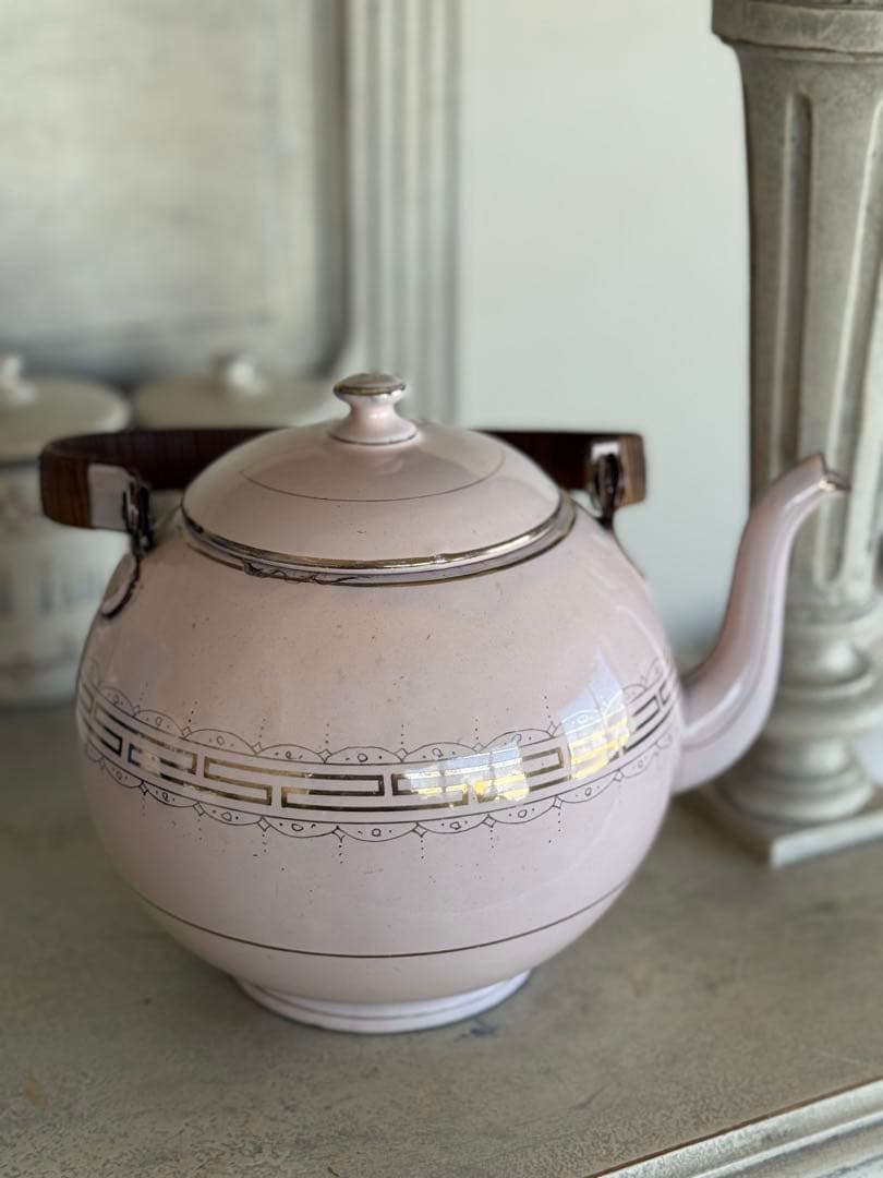 フランスアンティークホーローピンクのギリシャ模様のケトルやかん