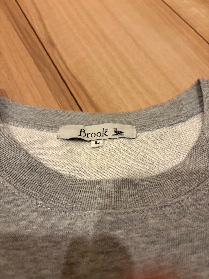 Brook ロゴグレー トレーナー