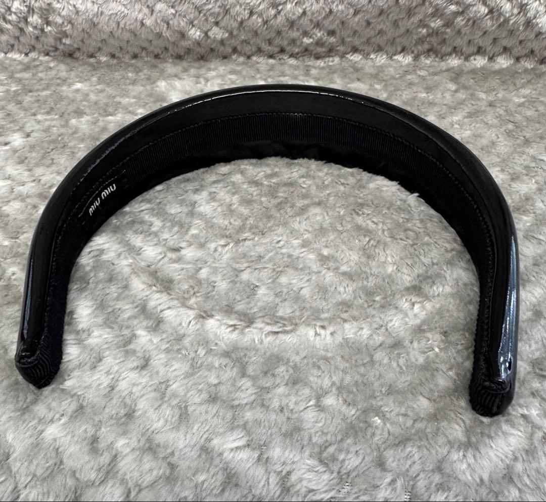 MIU MIU ミュウミュウ パテント　カチューシャ　ブラック