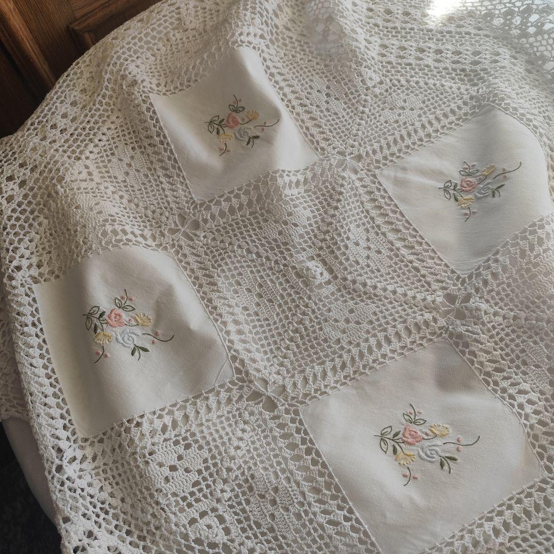 イギリスヴィンテージ　クロッシェ編みレース　色糸刺繍パネル　マルチカバー