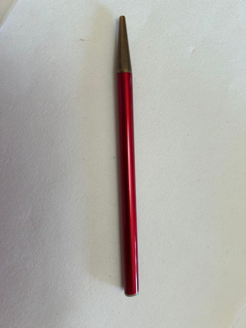 赤いアイブロウペンシル