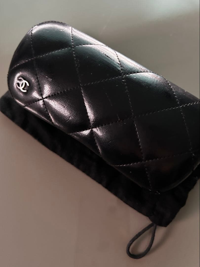 ブラックのCHANELサングラス、ケース、内袋、ロゴ付き。