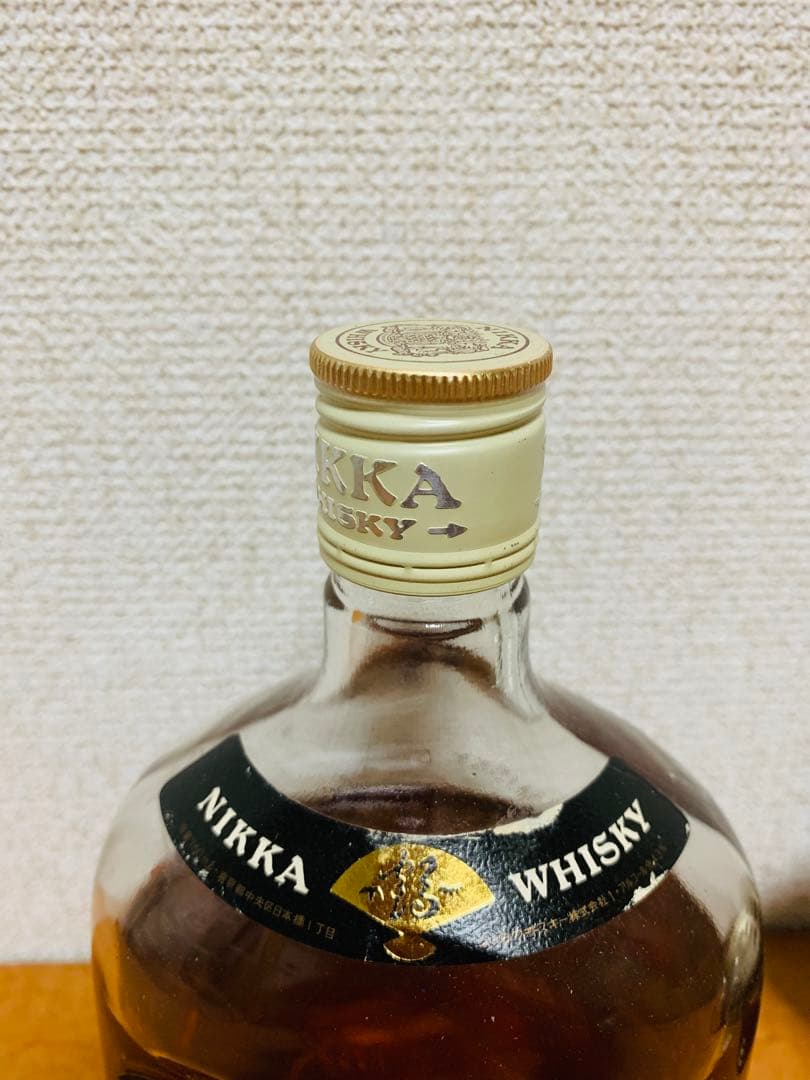 ニッカウイスキーボトルとメタルアーマーのセットです