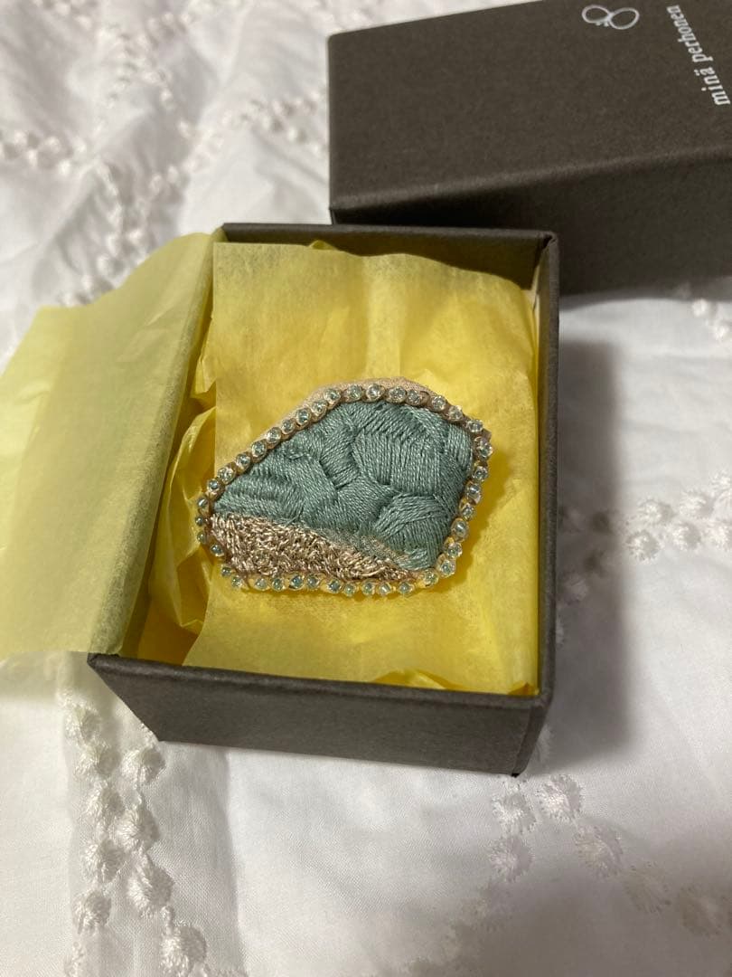 min perhonen 新品　pebble コサージュ　ブローチ　バッチ　箱有