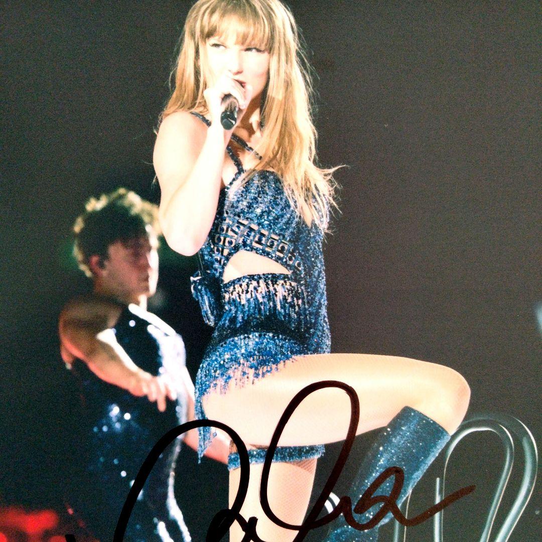 テイラー・スウィフト直筆サイン入り2Lサイズ写真…