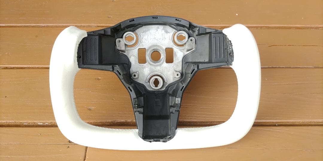 テスラ　モデル3 ヨークハンドル