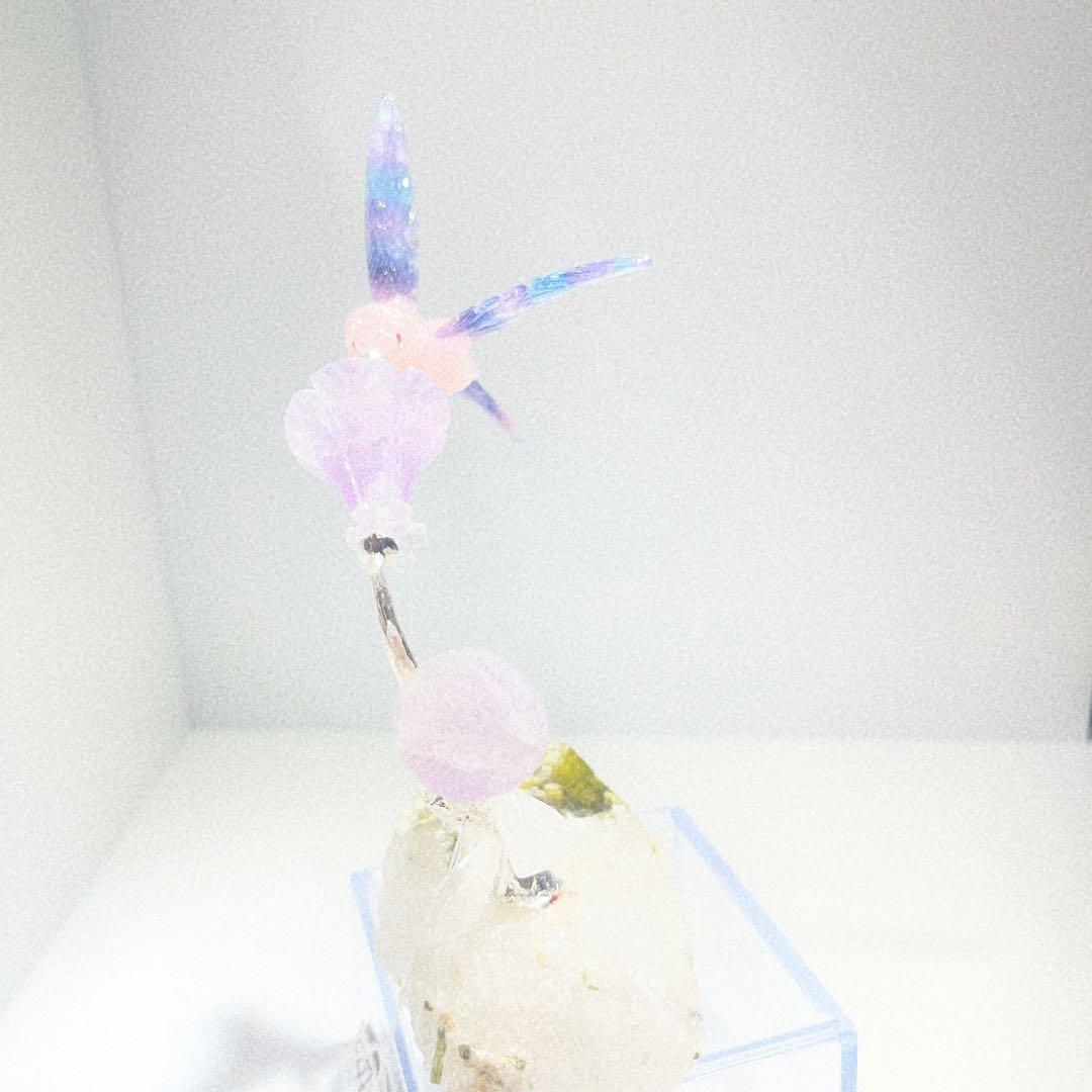 ハチドリ 紫の花付きグリーントルマリン台座ブラジル産NO25-.2366