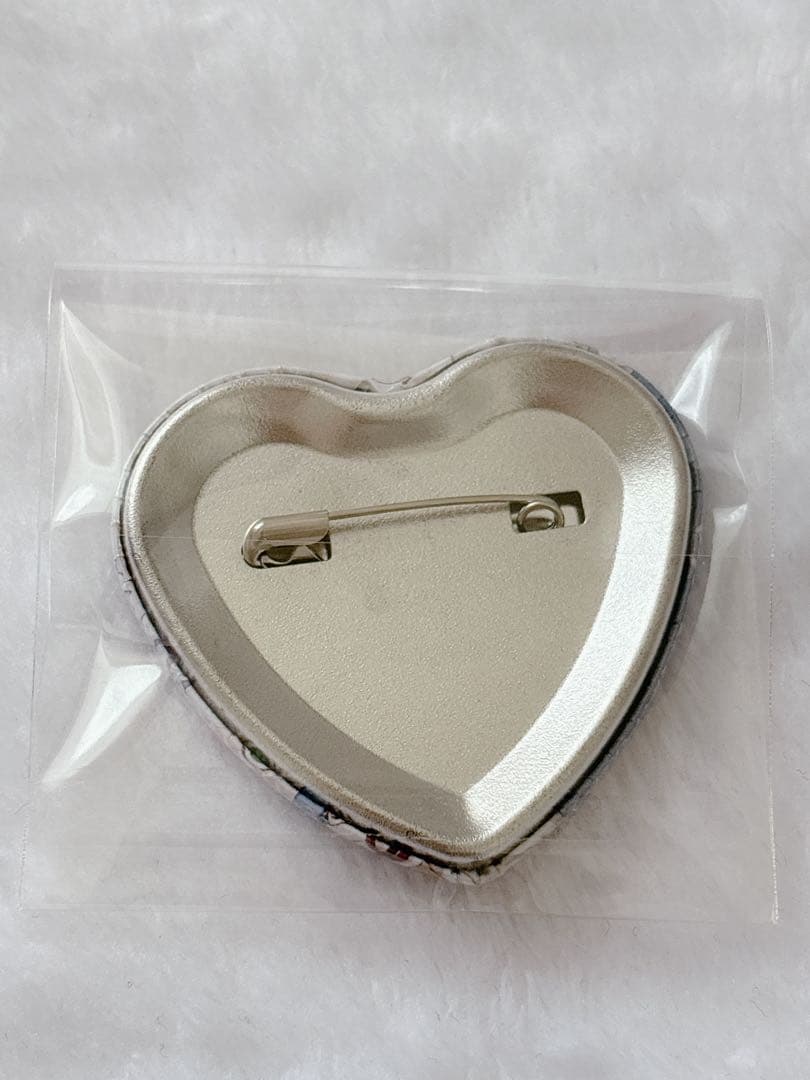 オランピアソワレ ホワイトデー ハート缶バッジ 朱砂