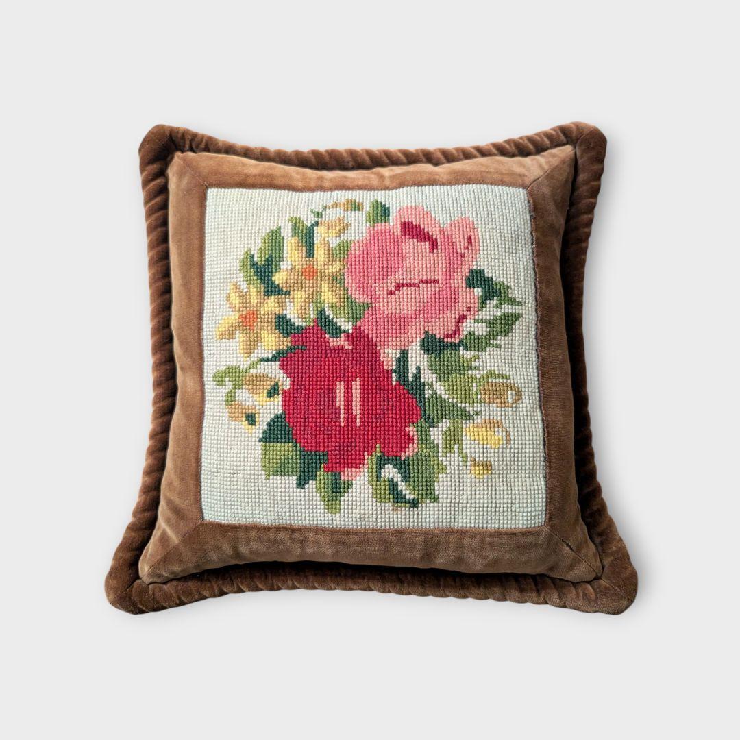 アンティーク　 フラワー刺繍 クッションカバー（中身付き）