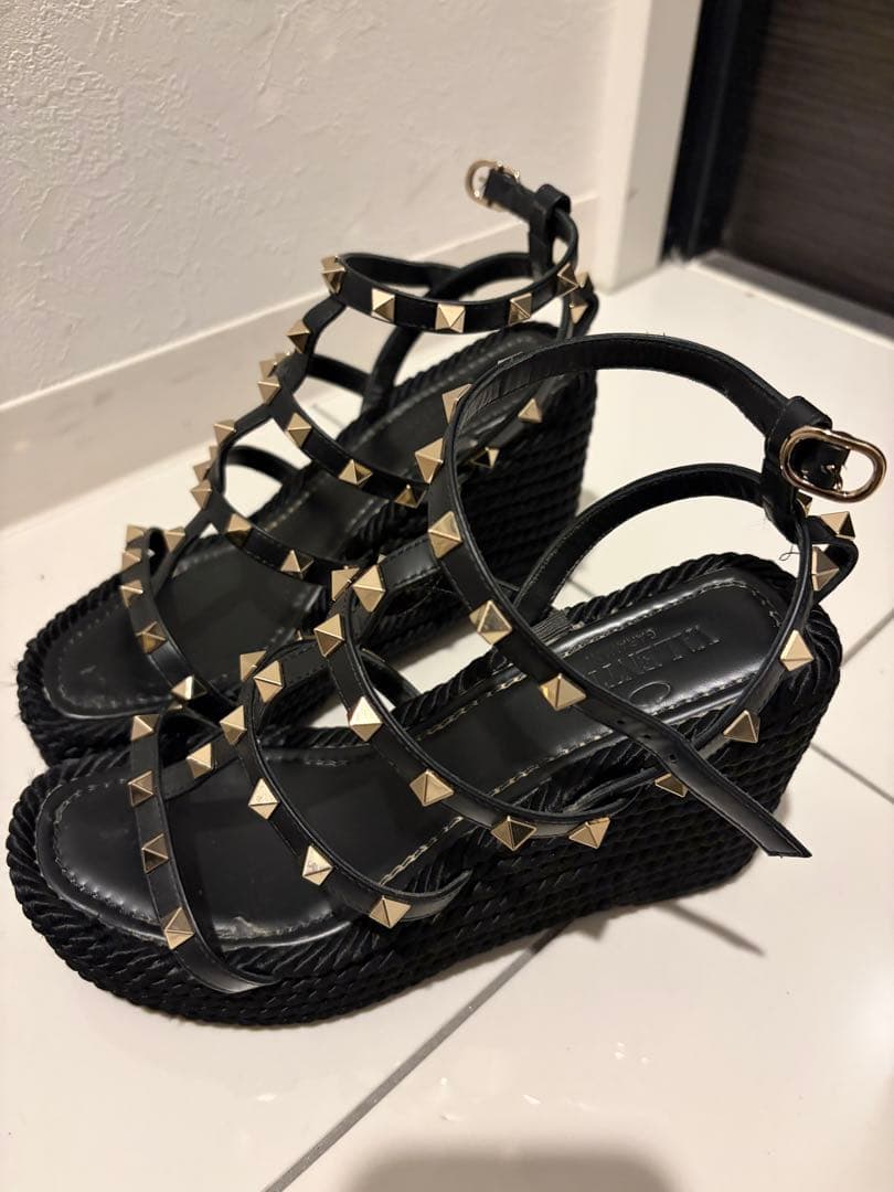 VALENTINO ウェッジソールサンダル　ヒール　スタッズ　ブラック36サイズ