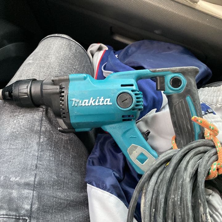 マキタ線付きスクリュードライバー２つセット