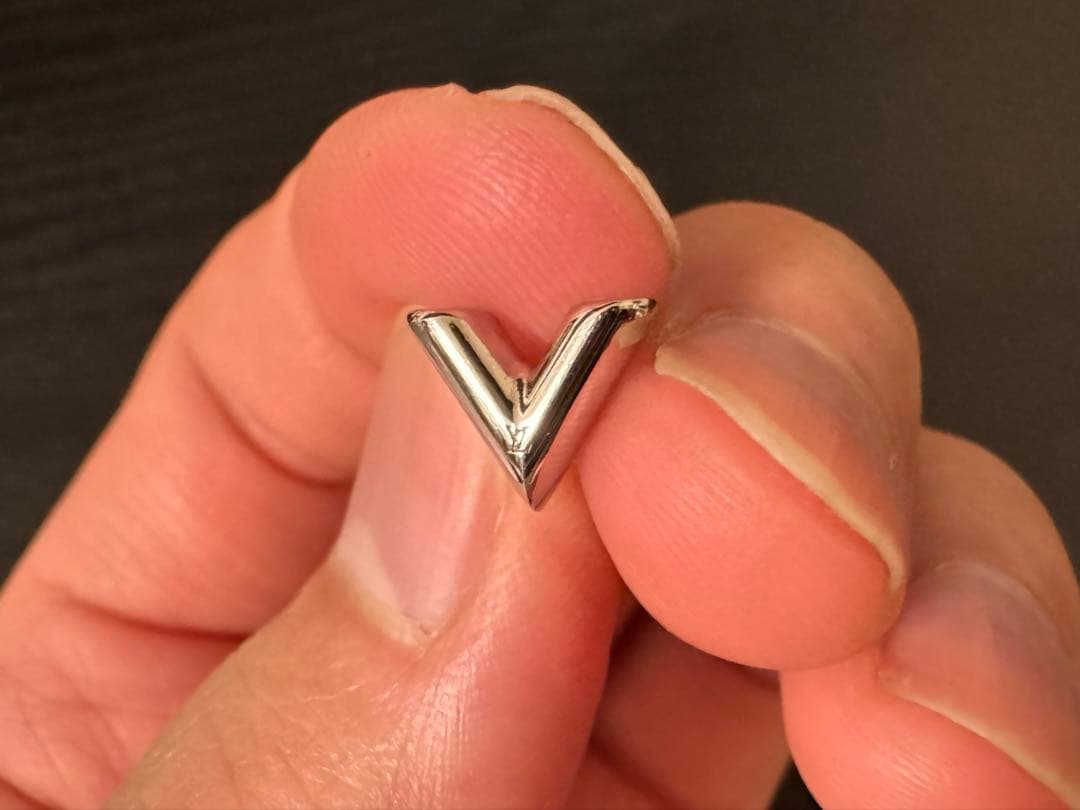 louis vuitton ピアス　エセンシャルV