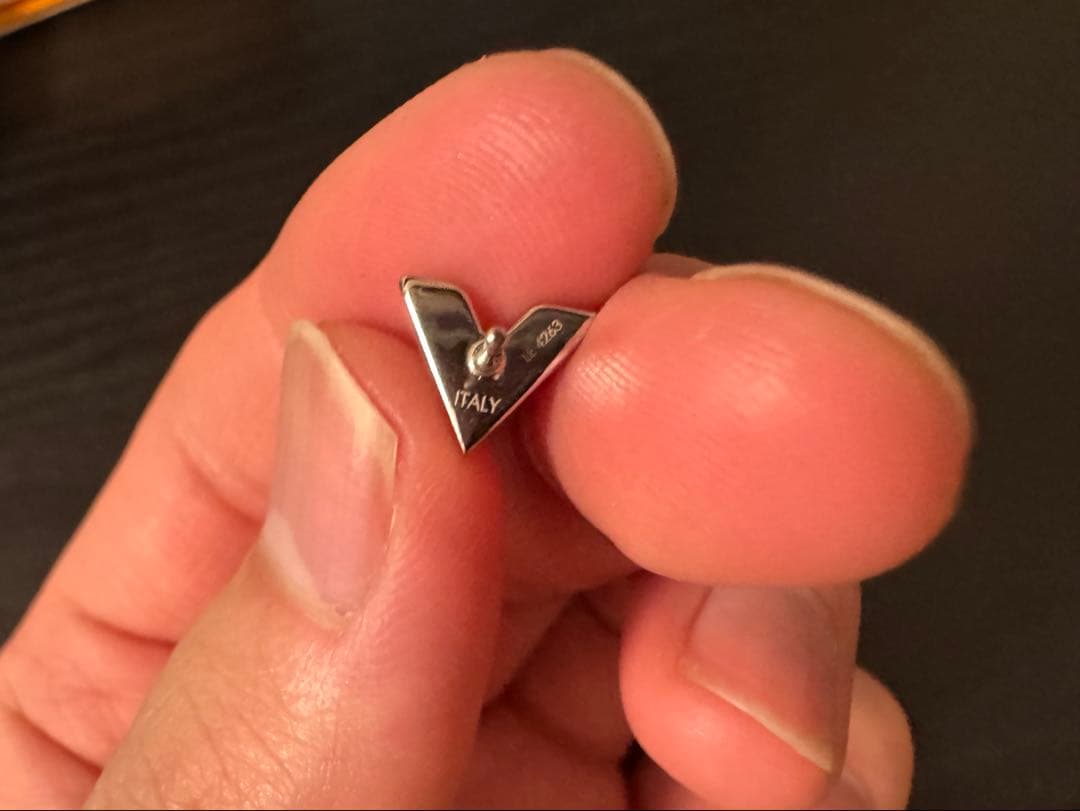 louis vuitton ピアス　エセンシャルV