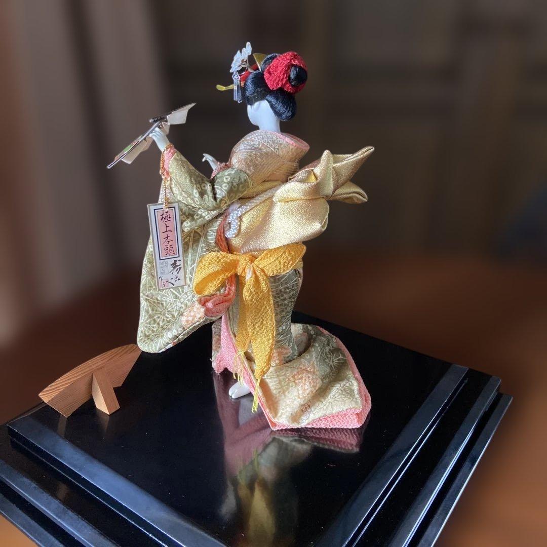 日本の伝統的な着物人形（ガラスケース入り）尾山人形 寿喜代作 慶祥 日本人形