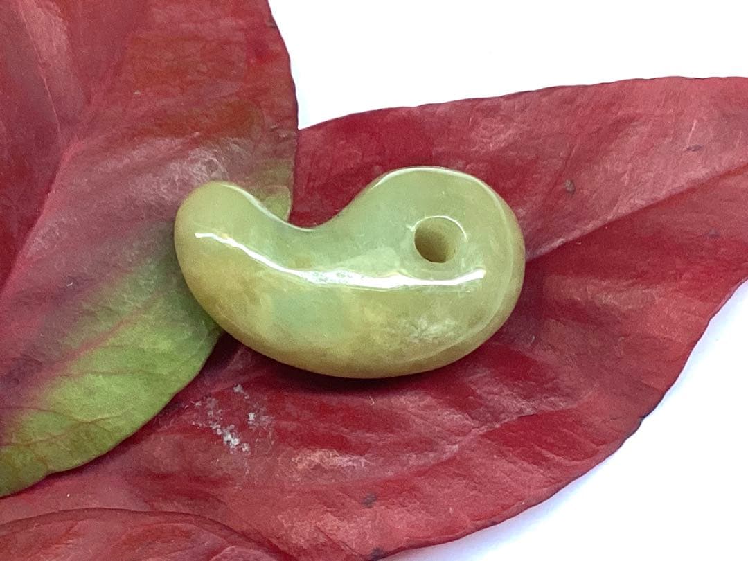 ⭕️超極上レア物　✳一番数少ない幻の幸運の黄色‼️ 糸魚川翡翠勾玉ガラス質鑑定鑑別書