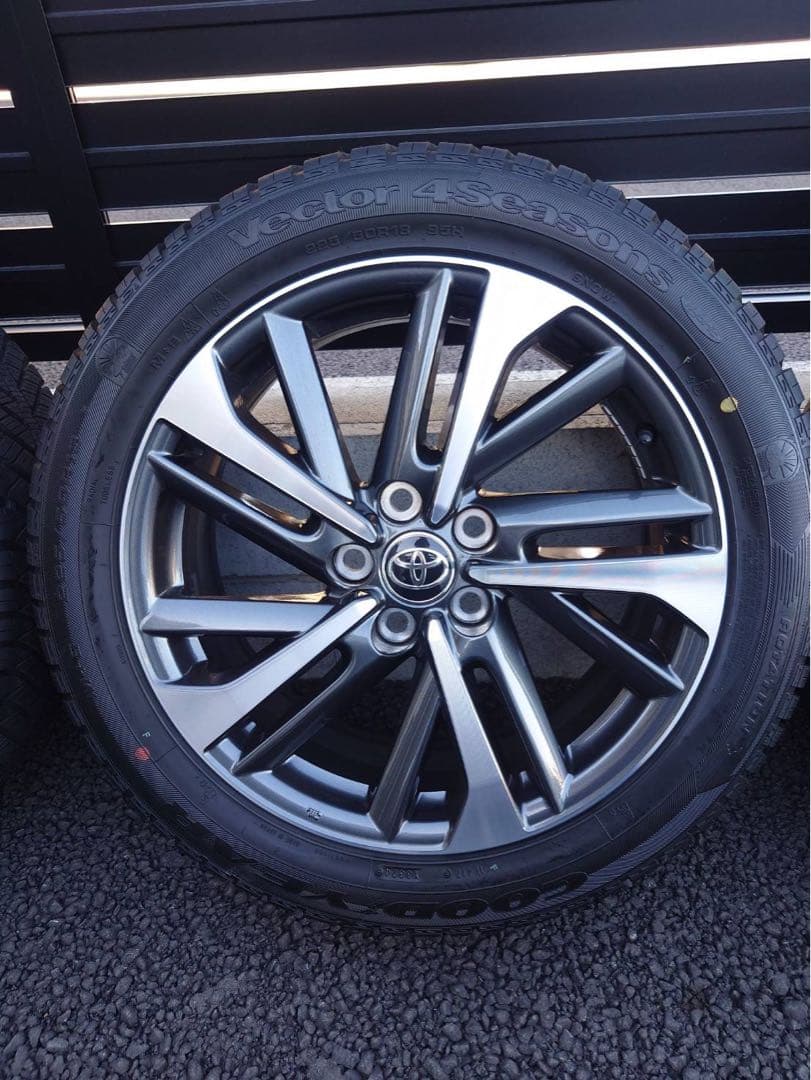 トヨタカローラクロス18インチ純正ホイール　4シーズンタイヤ