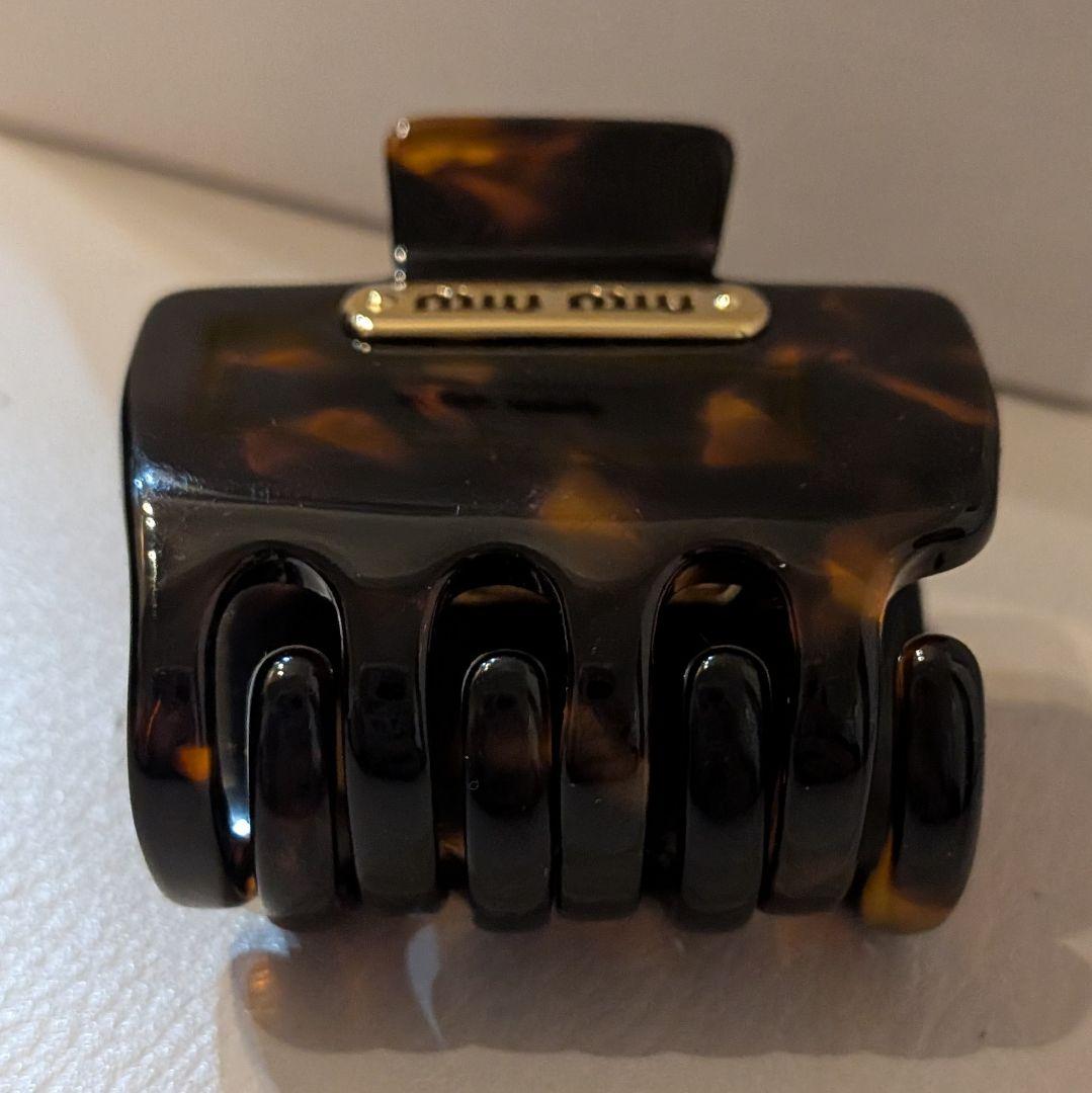 美品✨ミュウミュウ　ヘアアクセサリー　真鍮　べっ甲調　クリップ　ゴールドプレート