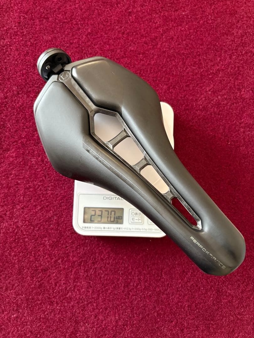 シマノプロ　ステルスカーブドサドル　142mm