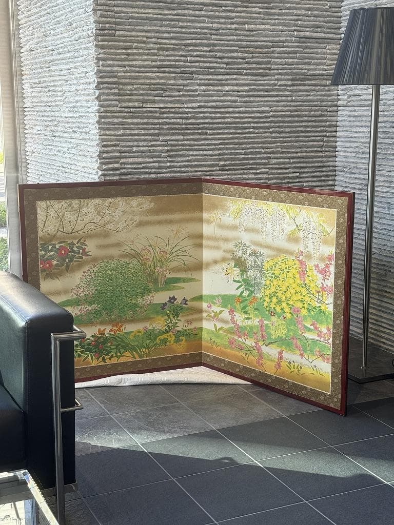 百花繚乱！「万葉百花百草」装飾銅金具付　二曲屏風　木下章