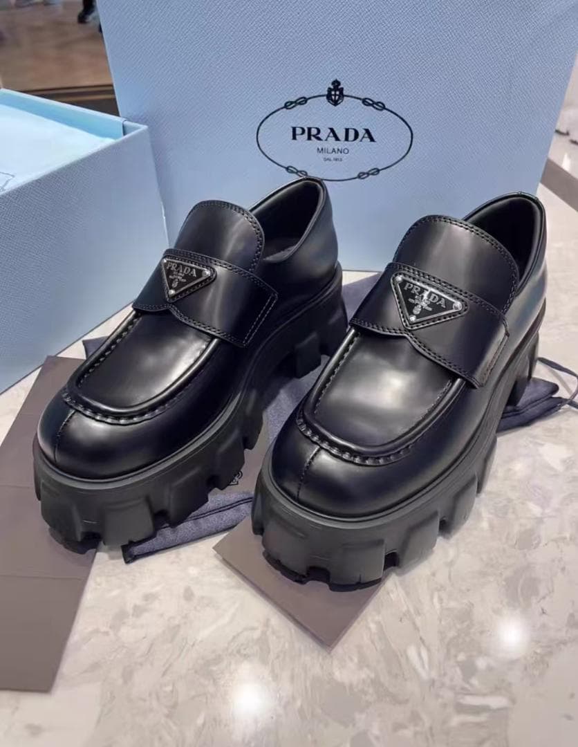 PRADA ブラックレザー ローファー