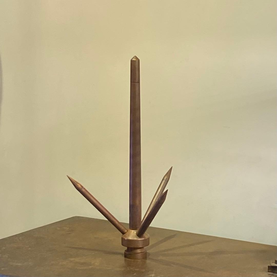 古い銅製の避雷針 オブジェ ディスプレイ