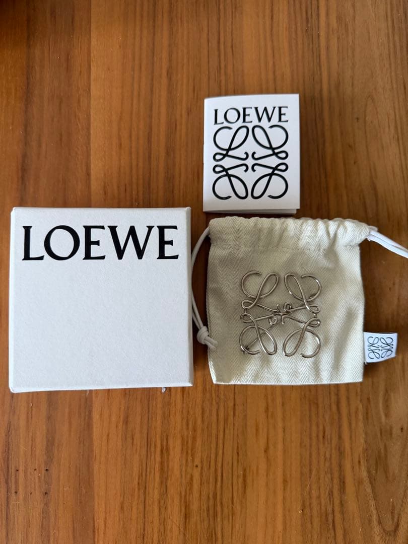 나비나。LOEWE ロエベ　ブローチ　シルバー