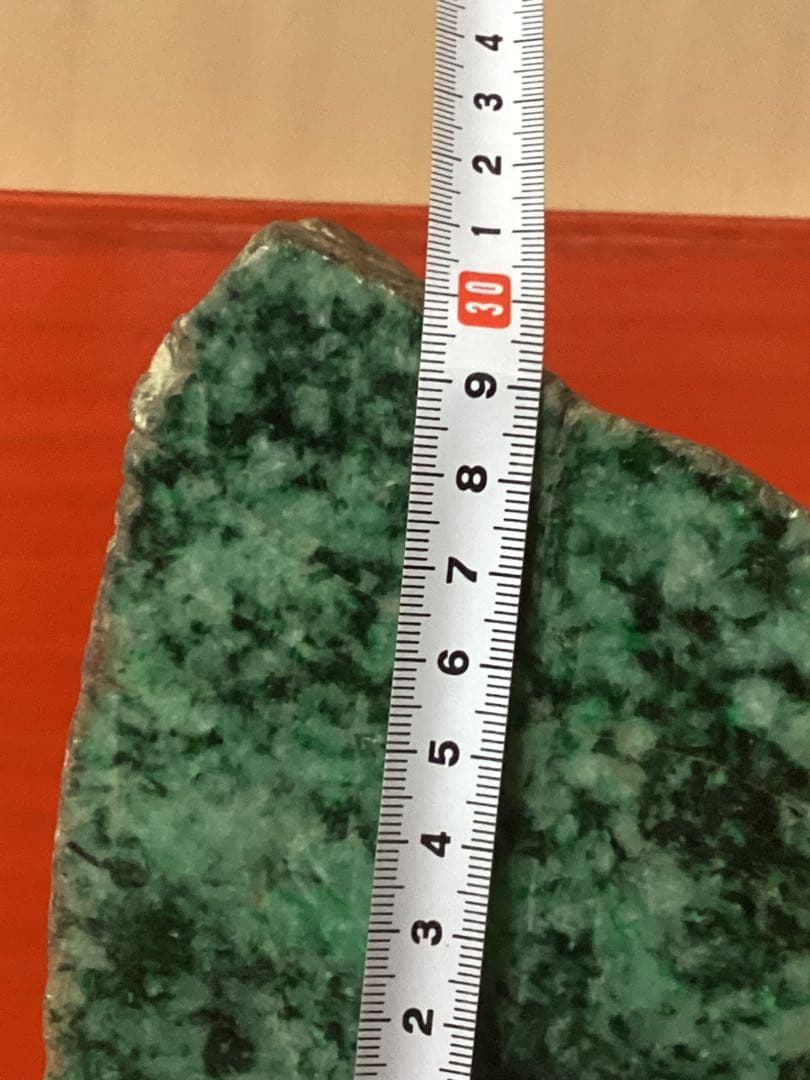 翡翠原石ミャンマー　鉱物石コレクション品一面カット10kチョイ高さ約30cm置物