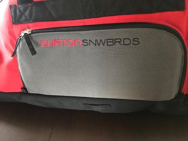 背中に背負うタイプではなく、ウィールで転がしながら全装備を携行できるバッグ