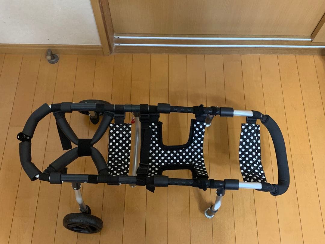 中型犬　4輪　犬用　車いす 歩行器　黒と白の水玉　手押し棒付　お食事　介護補助